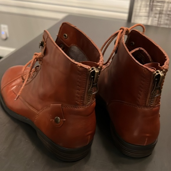 Bass booties in tan Color size 8 M. all vegan material looks like real leather - Picture 7 of 7